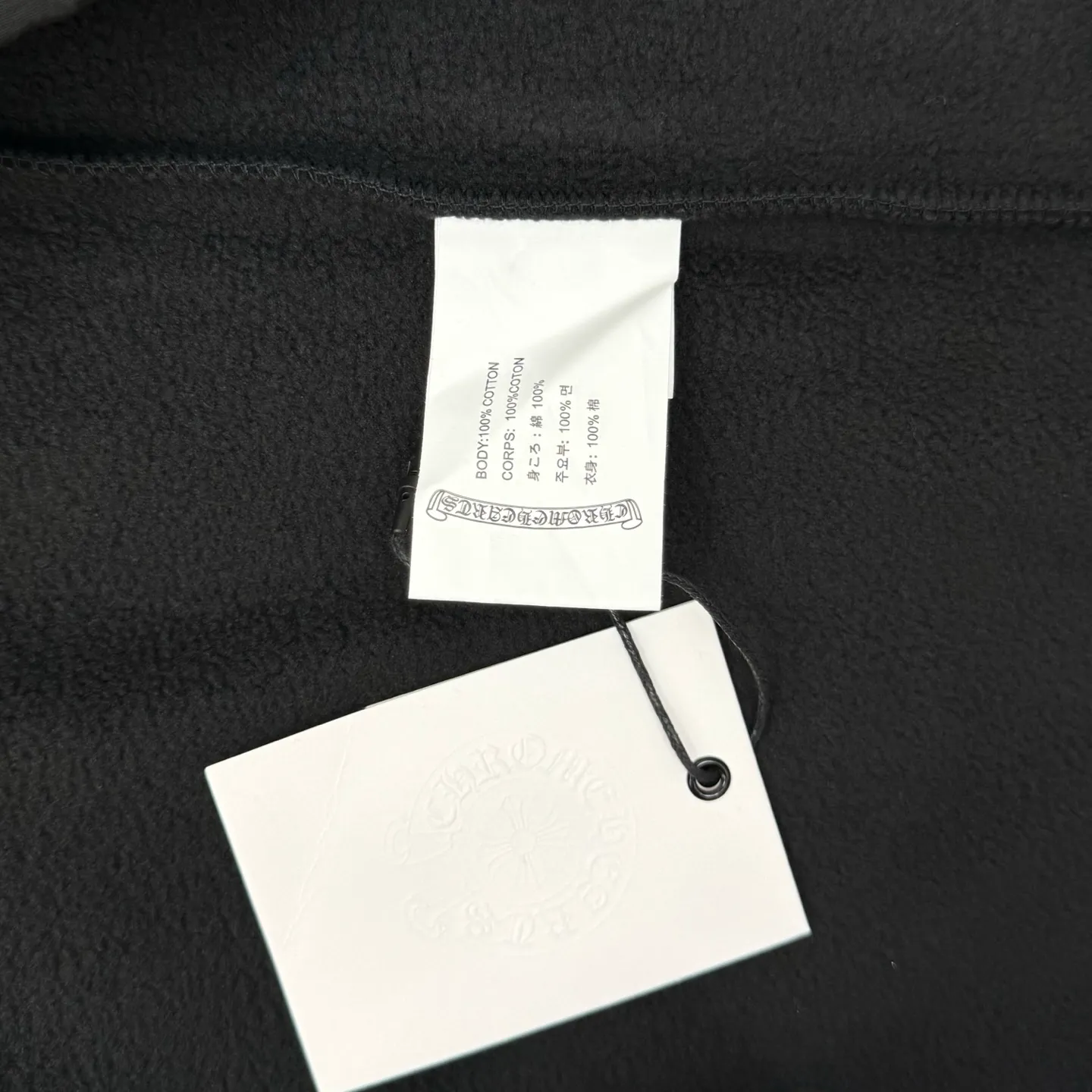 P400 Chrome Herat 2025 embroidered double-sided brushed polar fleece hooded sweatshirt SIZE S/M/L is rare in Chrome Heart's material selection. It uses terry and brushed fabrics to make it softer and warmer. Classic horseshoe embroidery on the chest. Made of imported lambskin. The crusaders flower snap button on the collar and the melon beads at the hem are all genuine antique silver.